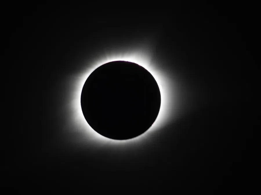 За солнечным затмением смогут наблюдать далеко не все жители Земли. Фото: Pxfuel.com