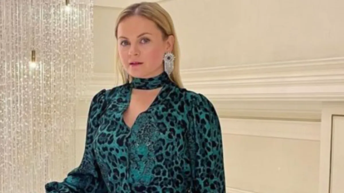 Россияне раскритиковали платье жены Игоря Николаева Юлии Проскуряковой. Стилист посоветовал «не делать из себя посмешище»