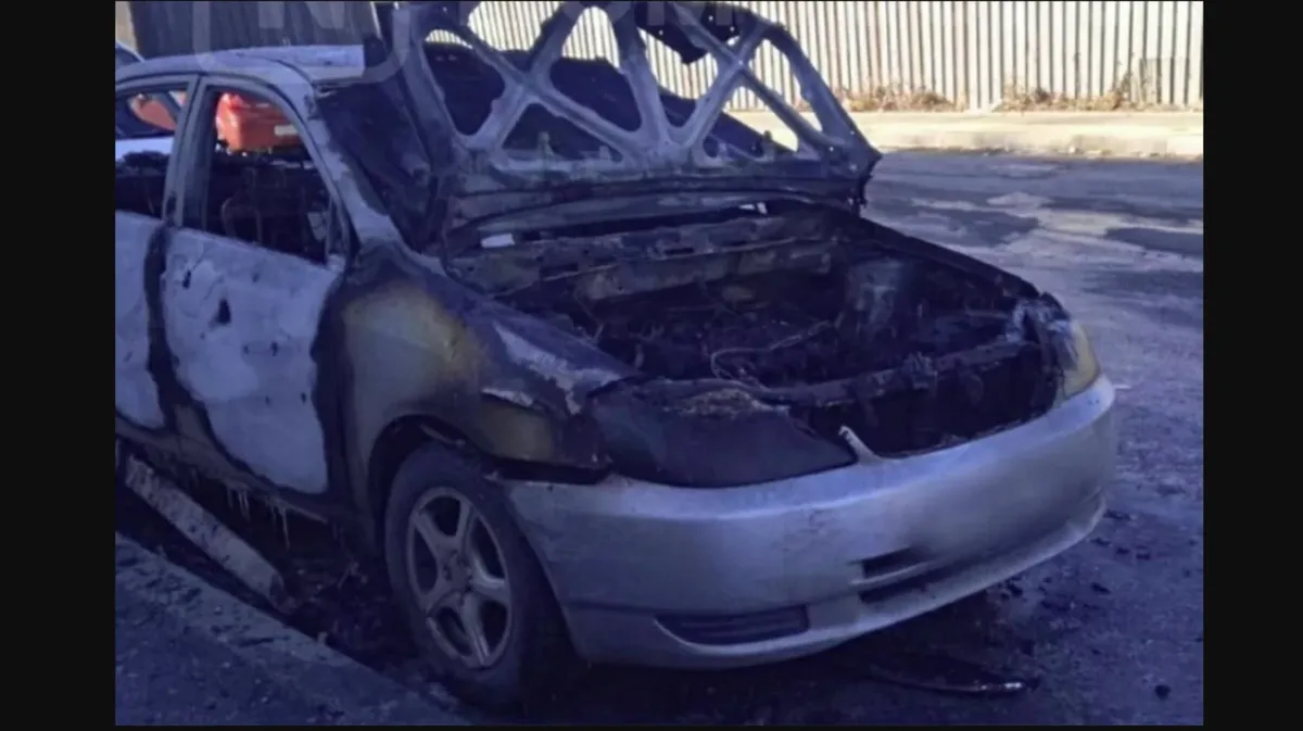 Во Владивостоке подросток из ракетницы сжег автомобиль