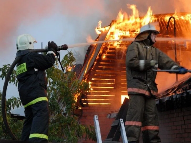 Дачный дом выгорел полностью в СНТ "Ивушка" в Искитиме: Тушили пожар два часа