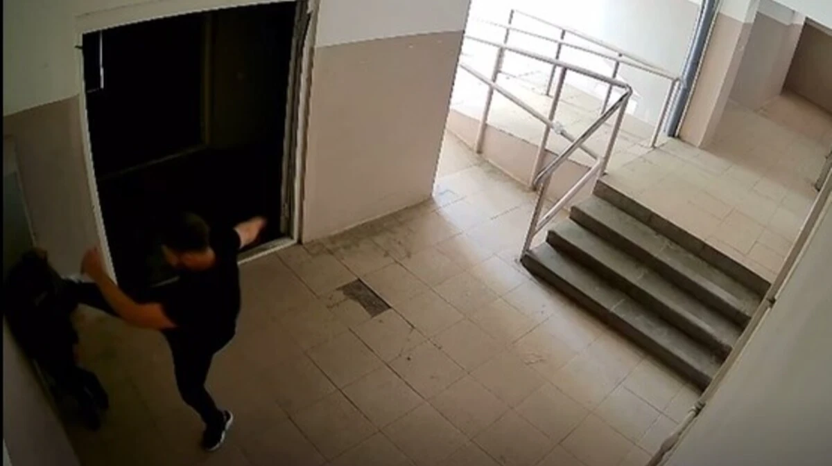 В Ханты-Мансийске мужчина при свидетелях оттаскал за волосы свою девушку и катал ее по полу