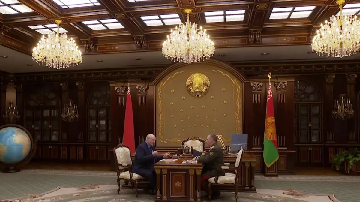 Александр Лукашенко и Виктор Хренин. Фото: Стоп-кадр из видео / t.me/pul_1