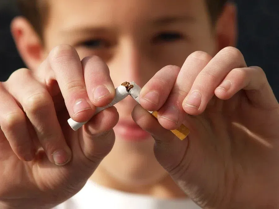 60% несовершеннолетних курильщиков выбирают сигареты с ментолом и капсулами: не осознают повышенную опасность