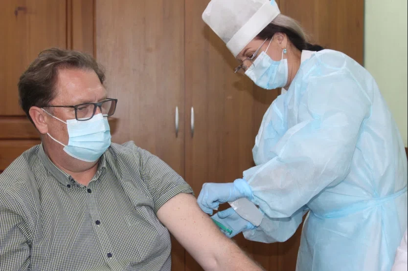 Мэр Искитима Сергей Завражин публично поставил прививку против коронавируса в мобильном пункте ЦГБ