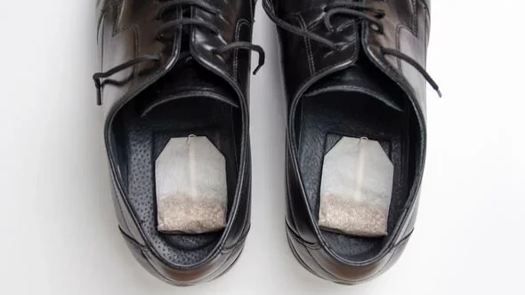 Вонючие кеды и кроссовки летом: как убрать запах из закрытой обуви при помощи соды, спирта или морозилки, если ваши ноги сильно потеют