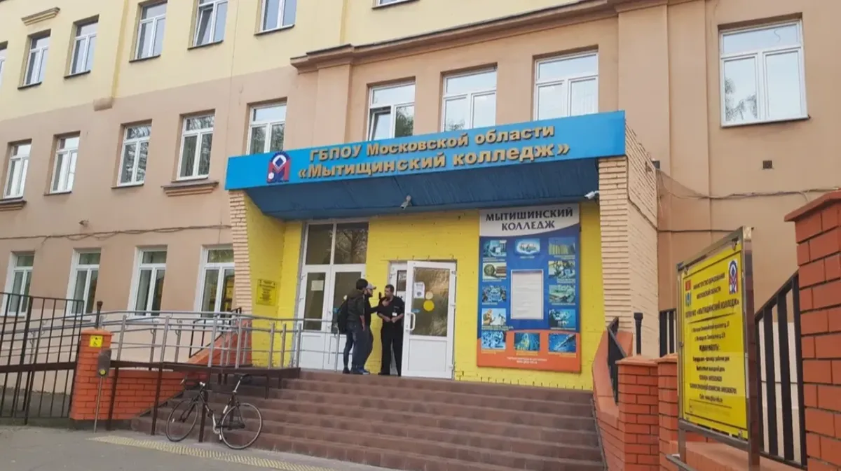В Мытищах колледж в цветах украинского флага перекрасили после жалобы местного жителя
