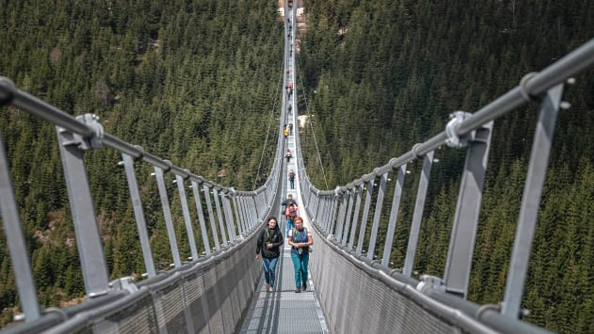 Sky Bridge 721, самый длинный подвесной пешеходный мост в мире, официально открыт для любителей острых ощущений. Фото: Lukas Kabon/Anadolu Agency via Getty Images