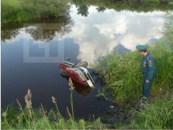 Машина опрокинулась в воду