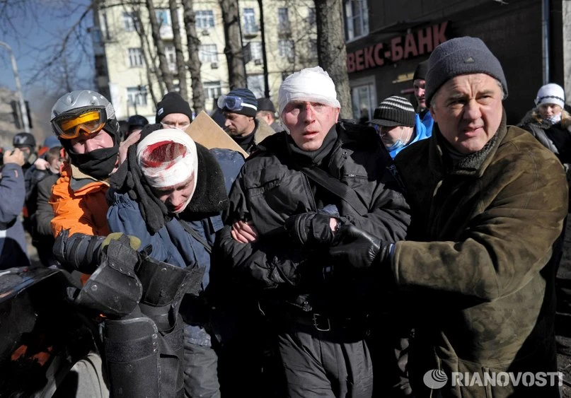 Выступления оппозиционеров с самого начала сопровождались столкновениями с милиционерами, которые не пускали толпу в административные здания и правительственный квартал Киева
