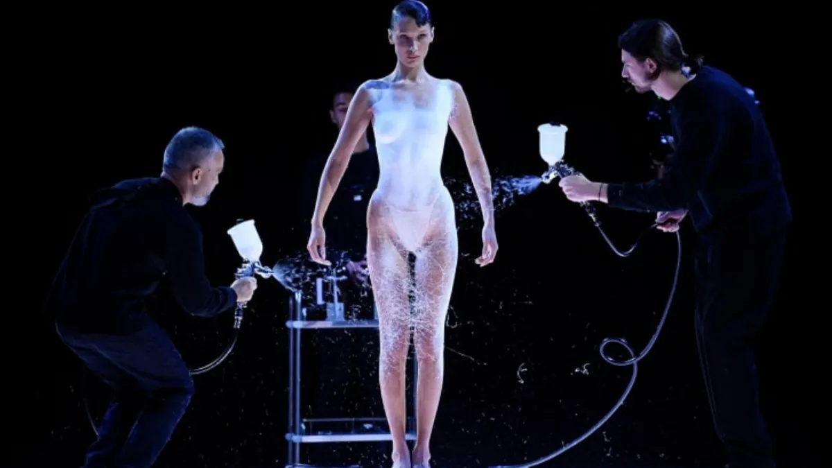 Образ недели Парижской недели моды: Белла Хадид закрыла показ французского лейбла Coperni весна-лето 2023 платьем, которое напылили на ее обнаженное тело на глазах у публики 