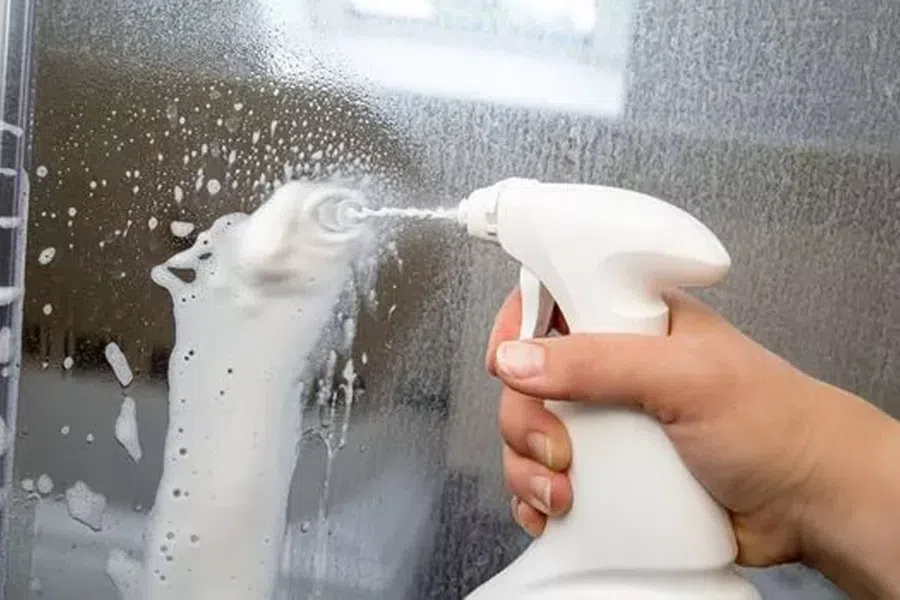 Как быстро и дешево растворить стойкие известковые отложения в душе и ванной