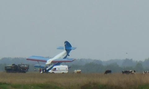 Ан-2 "клюнул" носом при неудачной посадке на бердском аэродроме