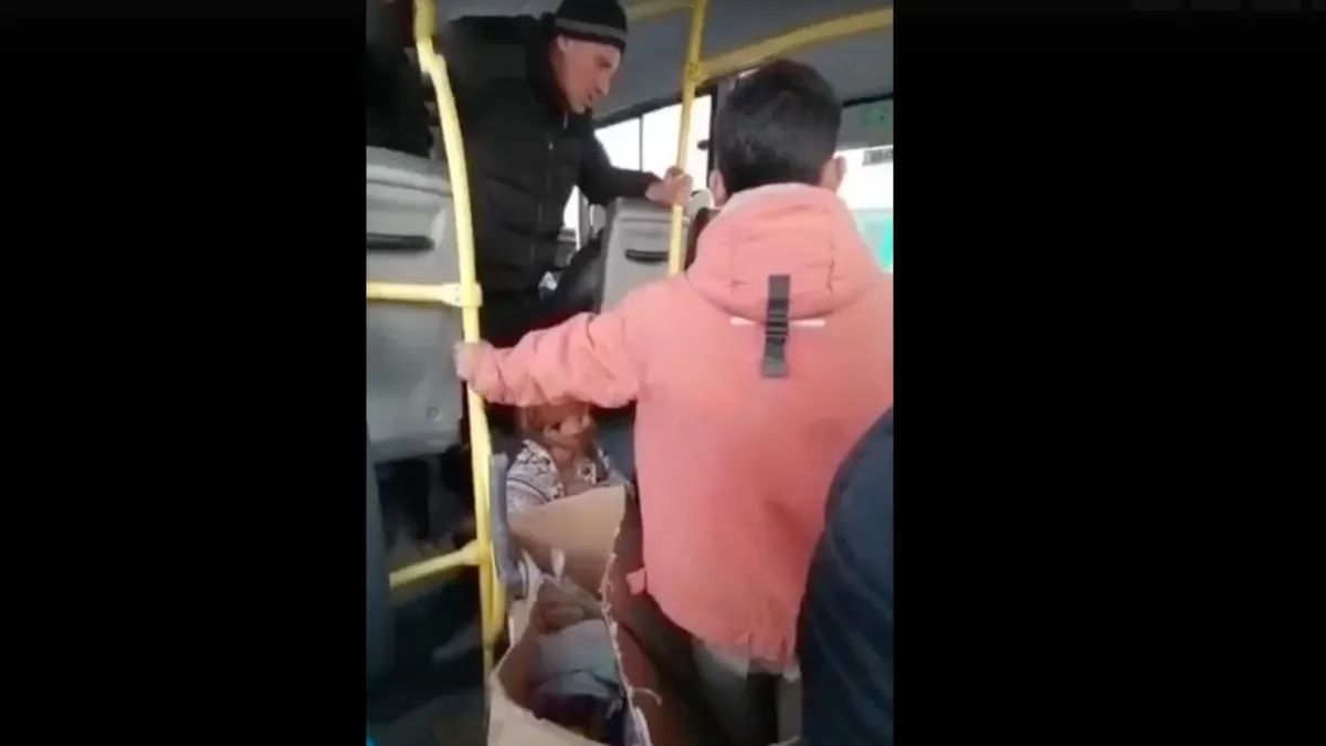В Новосибирске мужчина выгнал из автобуса группу цыган, в том числе кормящую грудью мать с ребёнком
