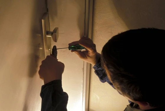Bildnummer: 53130334  Datum: 15.05.2005  Copyright: imago/McPHOTO Einbrecher Symbolfoto model released kbdig  2005 quer   burglar Dieb Einbrecher filcher housebreaker lock and key service locksmith picklock Schlosser Schlüsseldienst snatcher thief Verbrechen  Bildnummer 53130334 Date 15 05 2005 Copyright Imago McPHOTO Burglar Symbolic image Model released Kbdig 2005 horizontal burglar Thief Burglar filch house breaker Lock and Key Service Locksmith picklock Schlosser Key service snatch Thief Crime