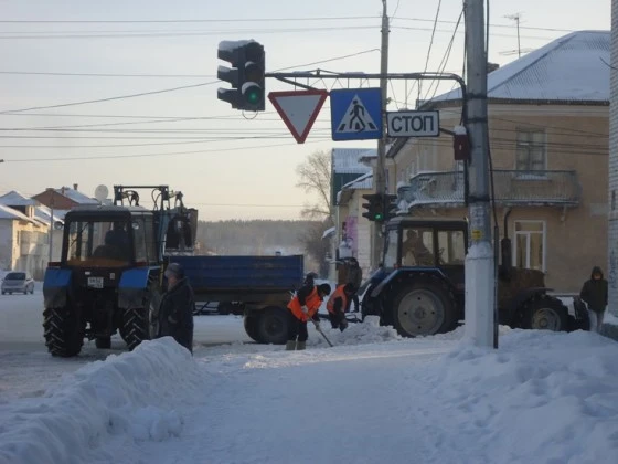 Сотрудники и спецтехника коммунальных служб очищают от снега центральные дороги Искитима