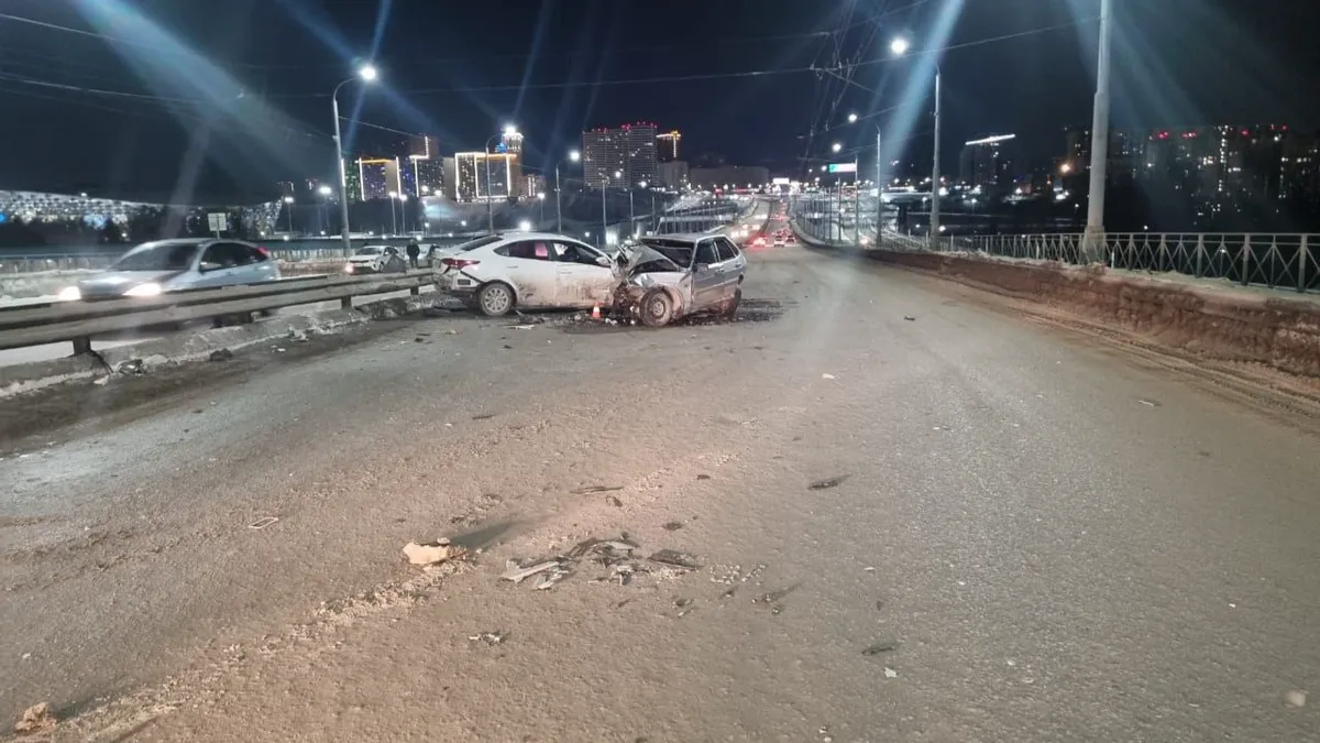 Смертельное ДТП на Октябрьском мосту в Новосибирске: погиб 25—летний водитель ВАЗ