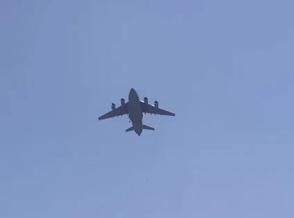 Люди падают с шасси самолета