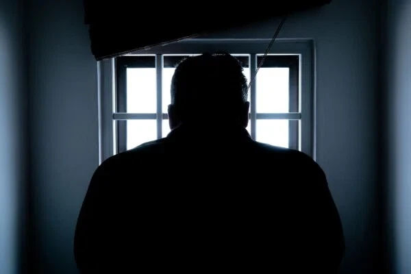 В течение двух дней мужчина держал девочку в своем подвале