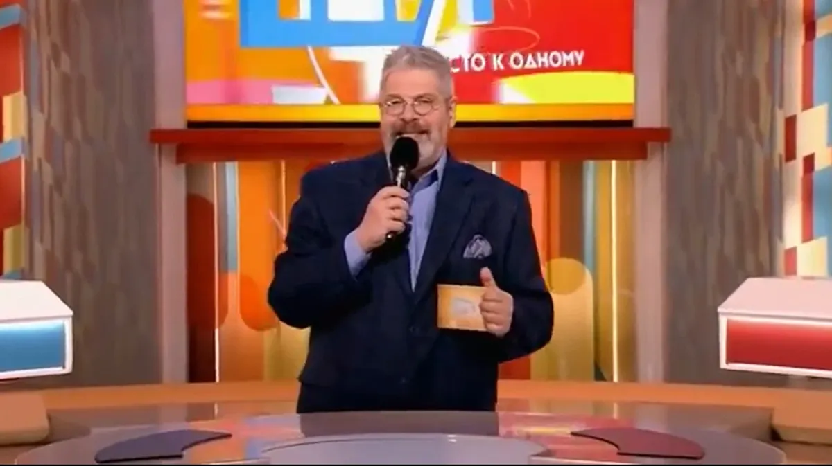 Александр Гуревич считается одним из лучших телеведущих России. Кадр из видео.