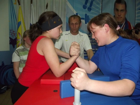 Соревнования проводились среди взрослых, а также среди школьников 1997 года рождения и младше