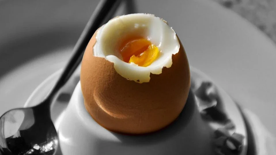 Мужчина сказал, что кладет яйца в банку с крышкой, а затем «осторожно» встряхивает их вместе, заставляя их треснуть. Фото: pixabay.com