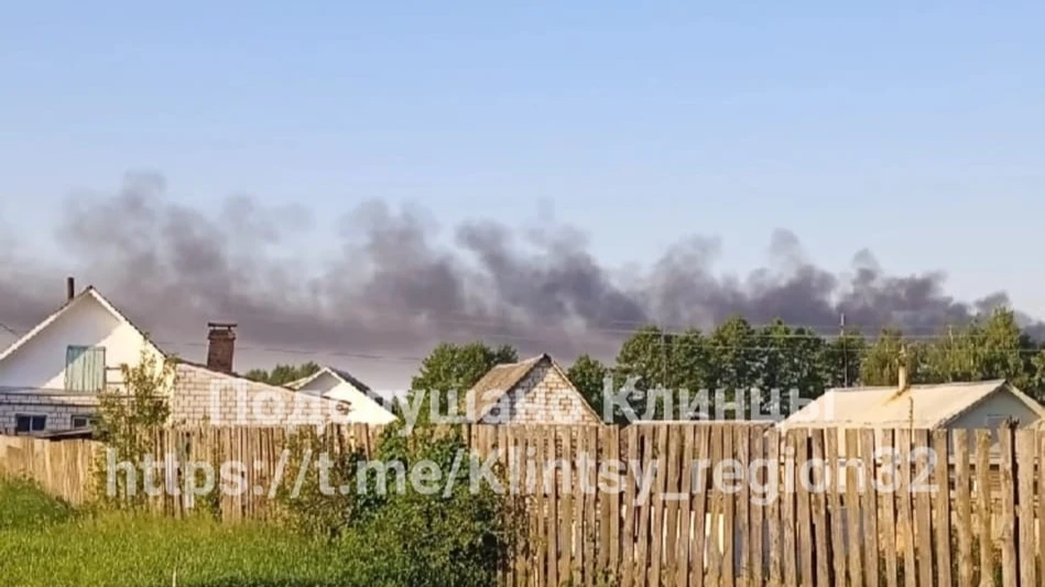 «Мощный взрыв, потом еще три». В Клинцах Брянской области что-то взорвалось и горело в местной воинской части