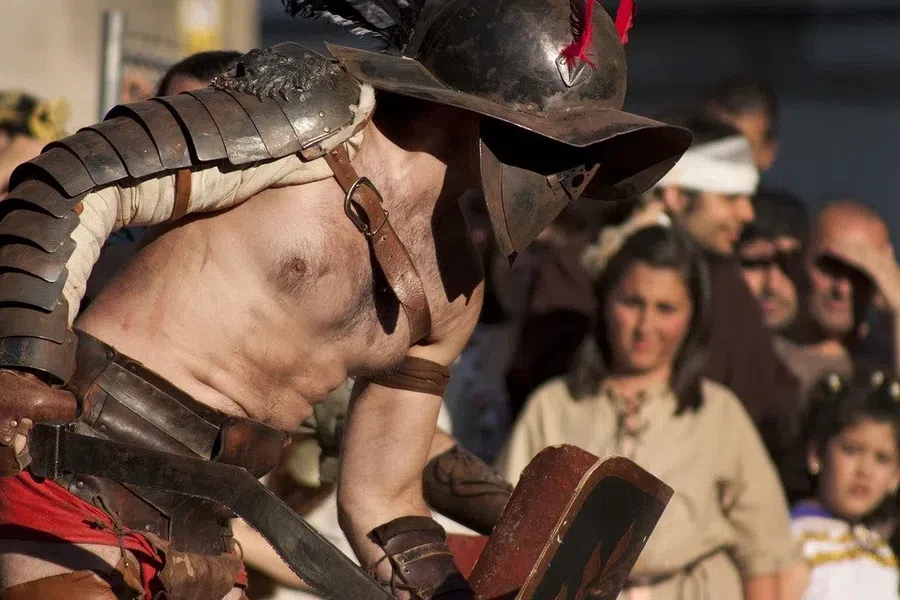 Qui nos morituri te salutant! Это крик древних гладиаторов прямо перед тем, как они вступили в бой