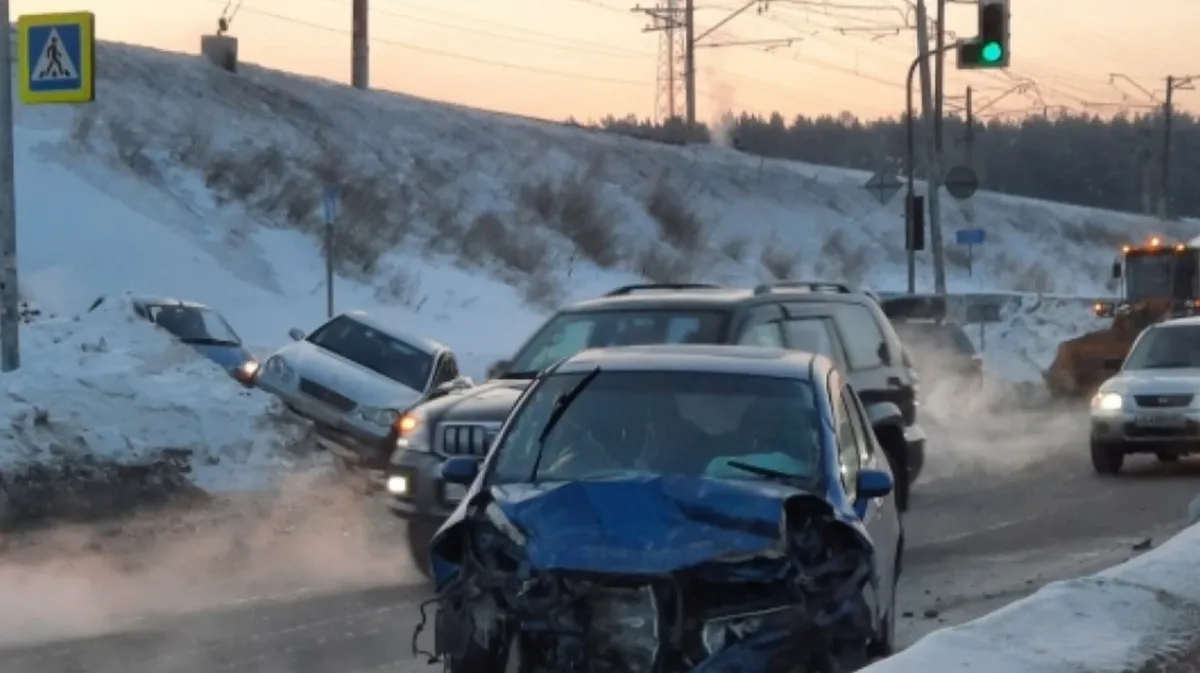 В Новосибирске три автомобиля столкнулись на Бердском шоссе