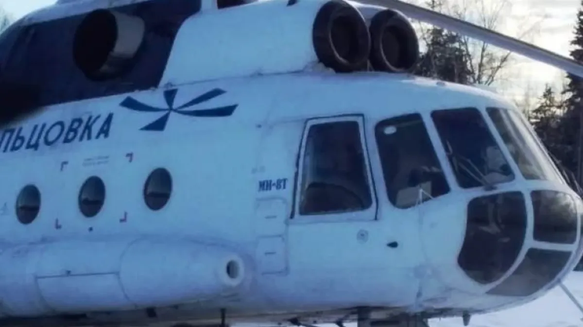 Вертолет Ми-8 экстренно приземлился в поле с вахтовиками из Новосибирска. Более 20 человек ждут помощи