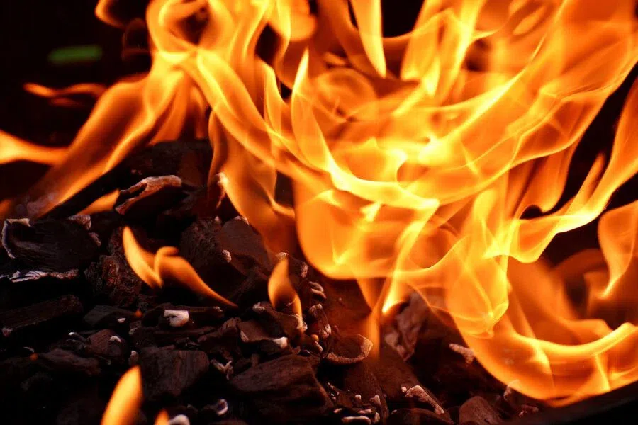 Под Костромой сгорели пять человек во время пожара. В деревянном доме погибли дети