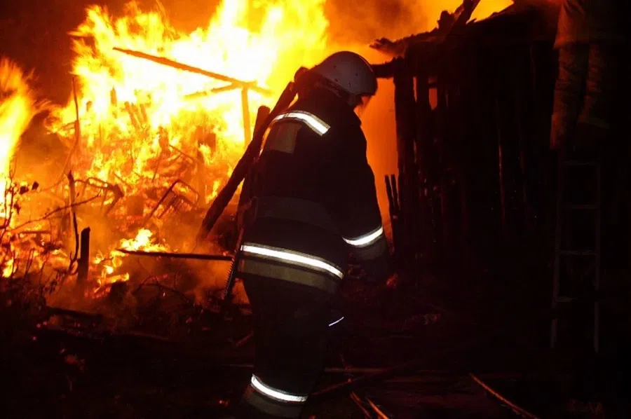В Искитиме сгорел частный дом в ночь на субботу. Воду пришлось возить за полкилометра от места ЧП