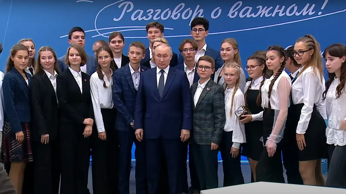 Путин, рассказывая школьникам о развитии лидерских качеств, внезапно вспомнил Чарли Чаплина