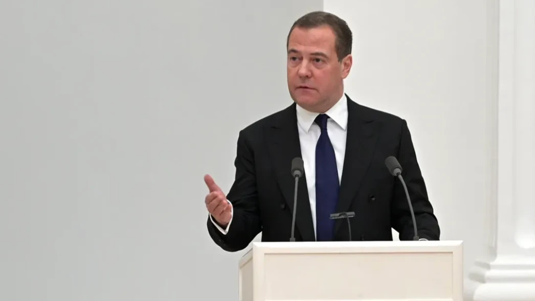 «Какими бы россияне ни были, отправьте их в Россию»: Дмитрий Медведев сравнил идеи Зеленского с Гитлером и открыто обозвал президента Украины «клоуном»
