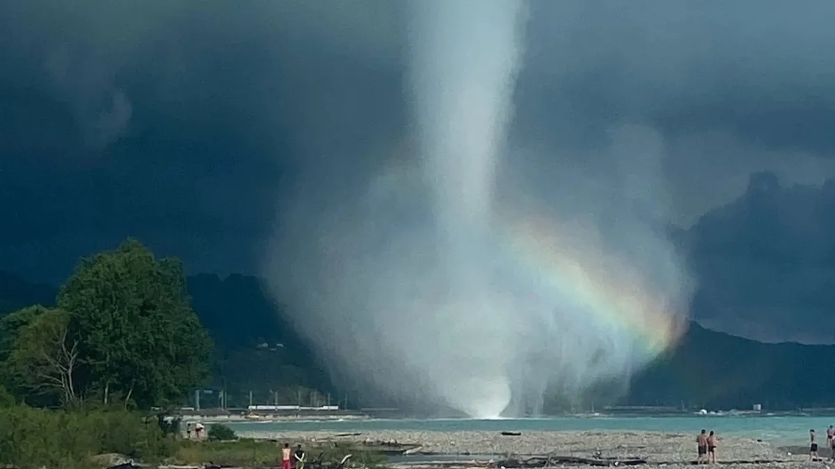 Смерчи на фоне радуги – жители Сочи заметили необычное природное явление на море