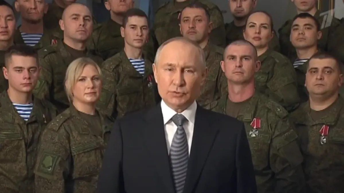 Владимир Путин выступил с новогодним обращением в честь наступающего 2023 года перед россиянами на фоне военных — видео
