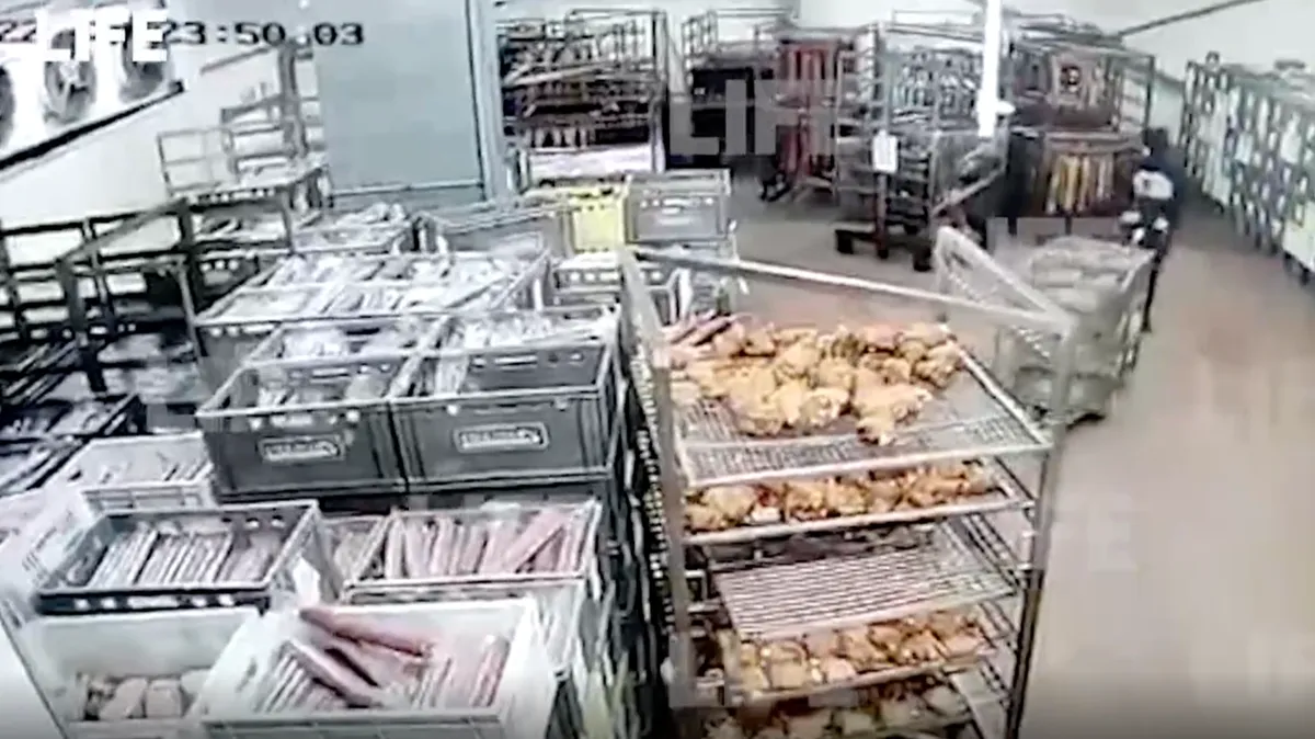 Сотрудники мясокомбината в Подмосковье украли колбасы на 2,4 миллиона через «дырочку» в стене