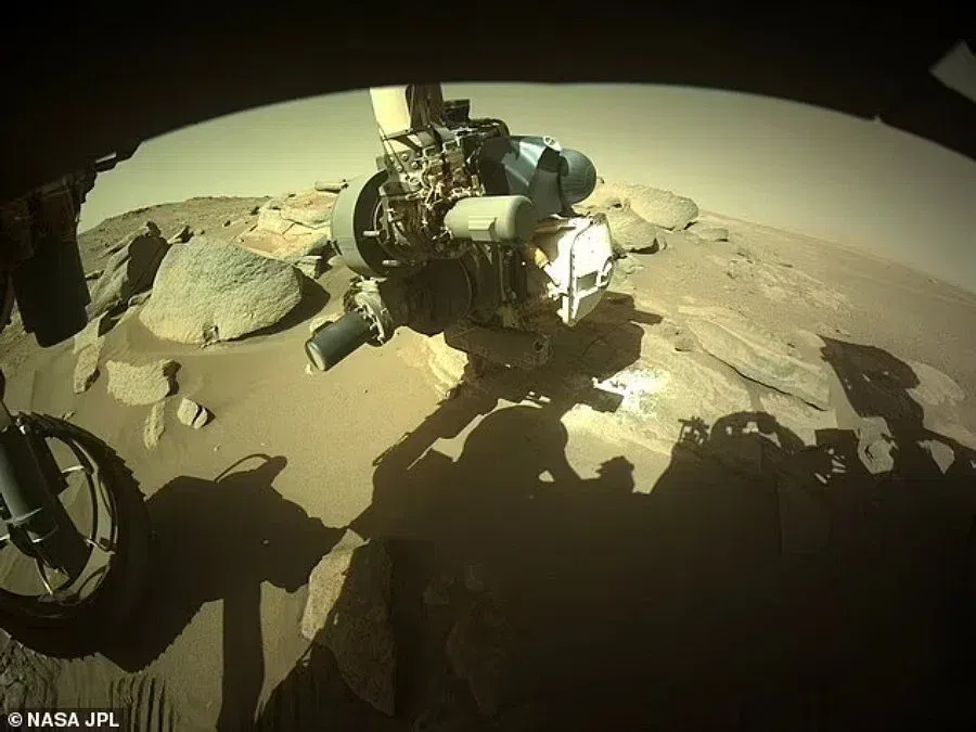 Марсоход NASA Perseverance нашел зеленый минерал «оливин» на поверхности Марса