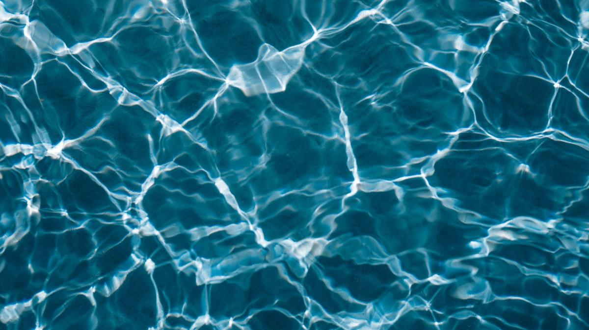 Текстура воды. Вода в бассейне. Поверхность воды. Бирюзовая вода в бассейне. Бассейн на море.