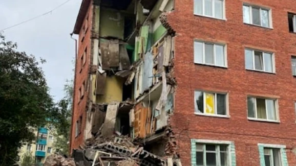 В Омске частично рухнула «пятиэтажка». Местные СМИ заявляют, что под завалами может быть ребенок. Видео с места ЧП