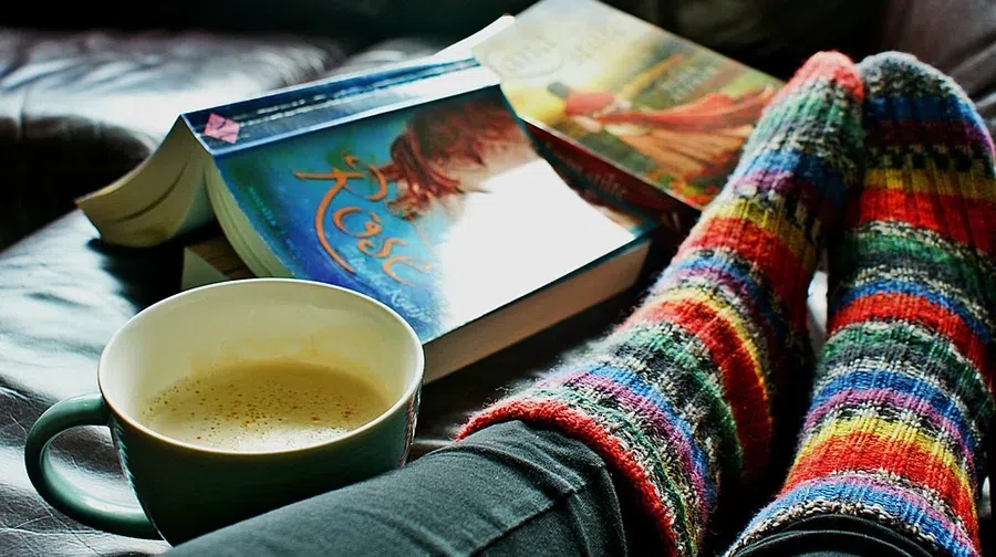 носки, кофе, книга