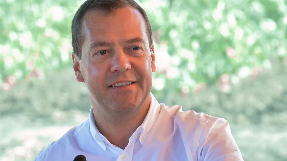 Дмитрий Медведев заявил, что ему в Луганске «не страшно» и предрек Зеленскому возврат в комедийное шоу на вторые роли