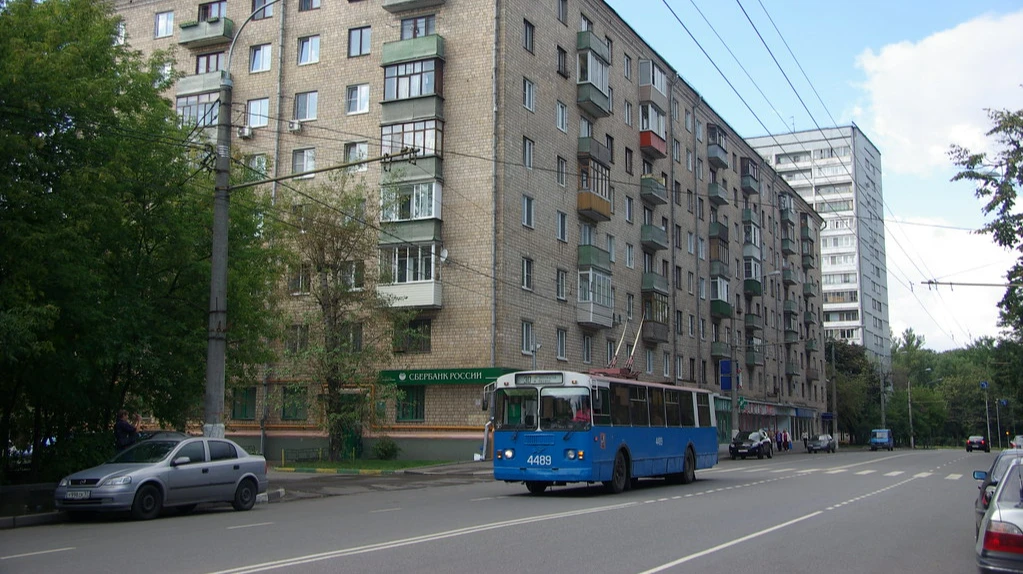 В Петербурге мужчина с бородой изнасиловал 17-летнюю школьницу прямо в троллейбусе