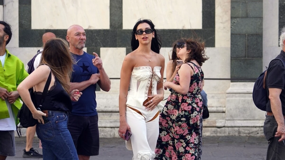 Корсет и откровенные брюки – Дуа Липа прогулялась по улицам Италии в новом наряде, чем поразила своих поклонников и обычных граждан