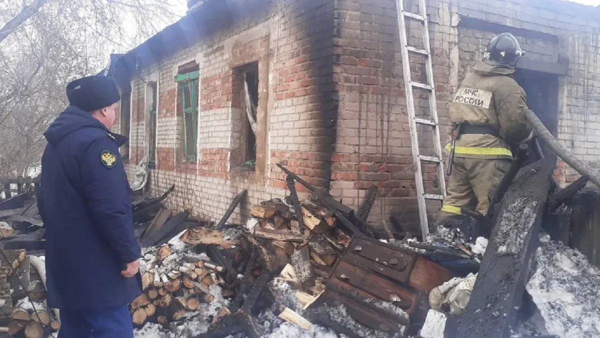 «Выбивала руками стекла» Подробности страшного пожара под Новосибирском – трехлетний мальчик и восьмилетняя девочка погибли