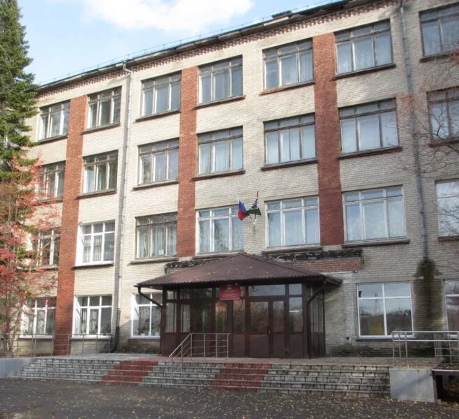 здание бывшего Чернореченского техникума( ныне филиал Новосибирского монтажного колледжа Искитим