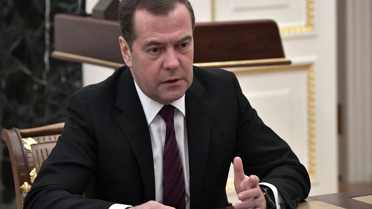 «Разным отставным идиотам с генеральскими лампасами не надо пугать нас»: Медведев заявил о применении гиперзвуковых ракет. Обратной дороги не будет