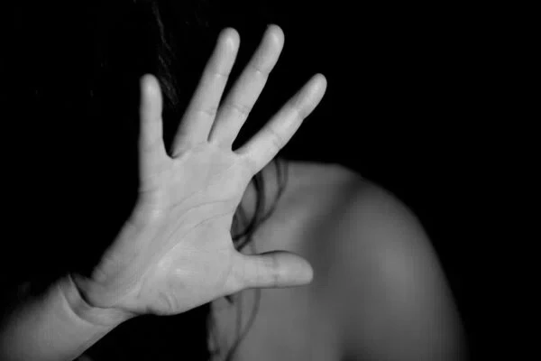 Женщины заподозрили девушку в интиме с их мужьями