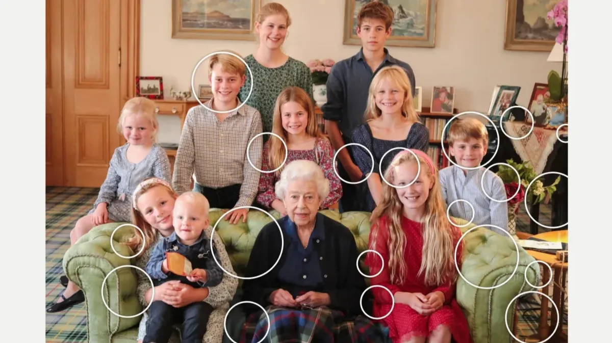Фотография, на которой изображена королева и 10 ее юных родственников, была опубликована в прошлом году. CNN обвел области, показывающие видимые цифровые несоответствия. Фото: Принцесса Уэльская/Кенсингтонский дворец