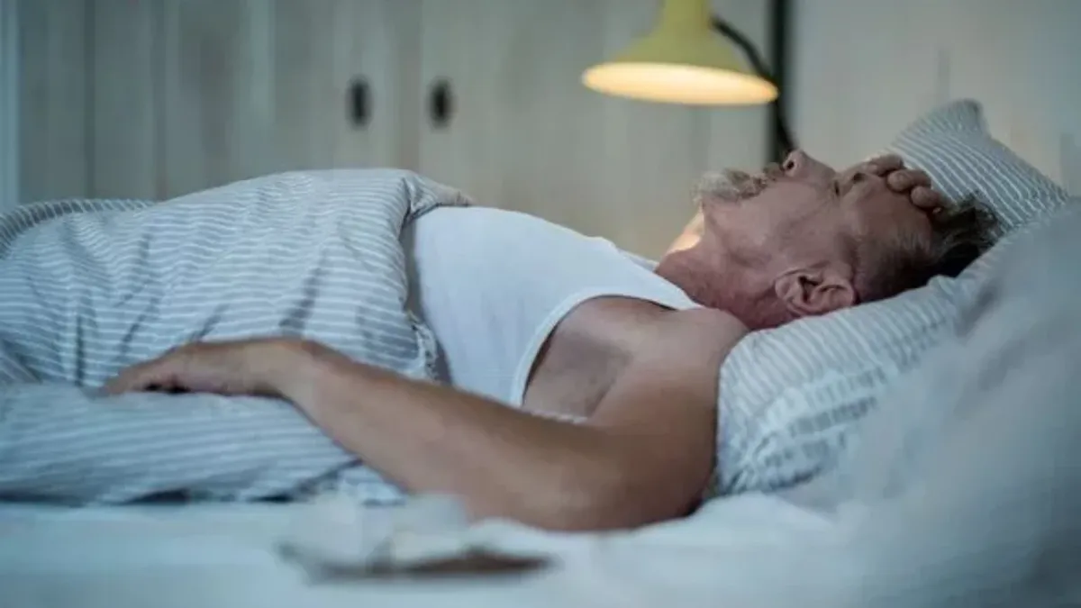 Мужчина, страдающий от боли, лежит в постели. Фото: Getty Images