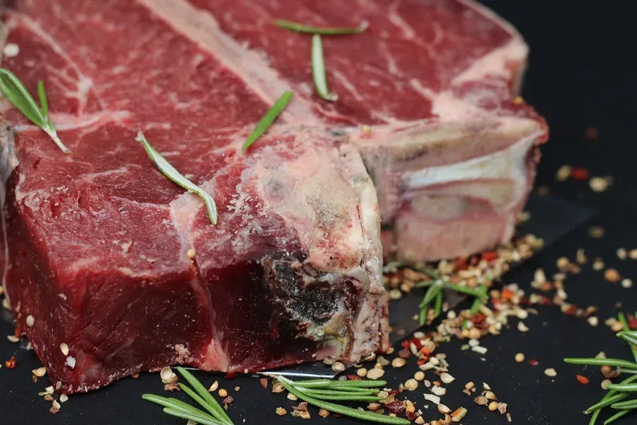 Красное мясо увеличивает риск заболеваний сердца: исследователи узнали, как это работает